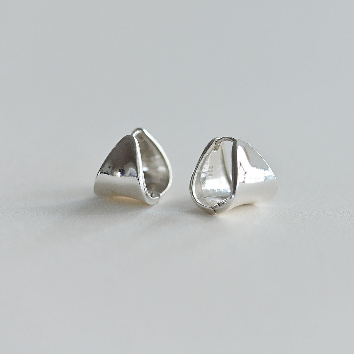 925 silver wide triangle one touch earrings_KWAJE388