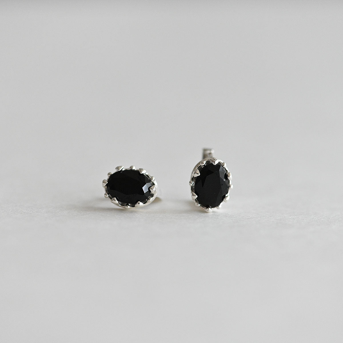 925 Silver Oval Crown Black One Touch Earrings_KWAJE078