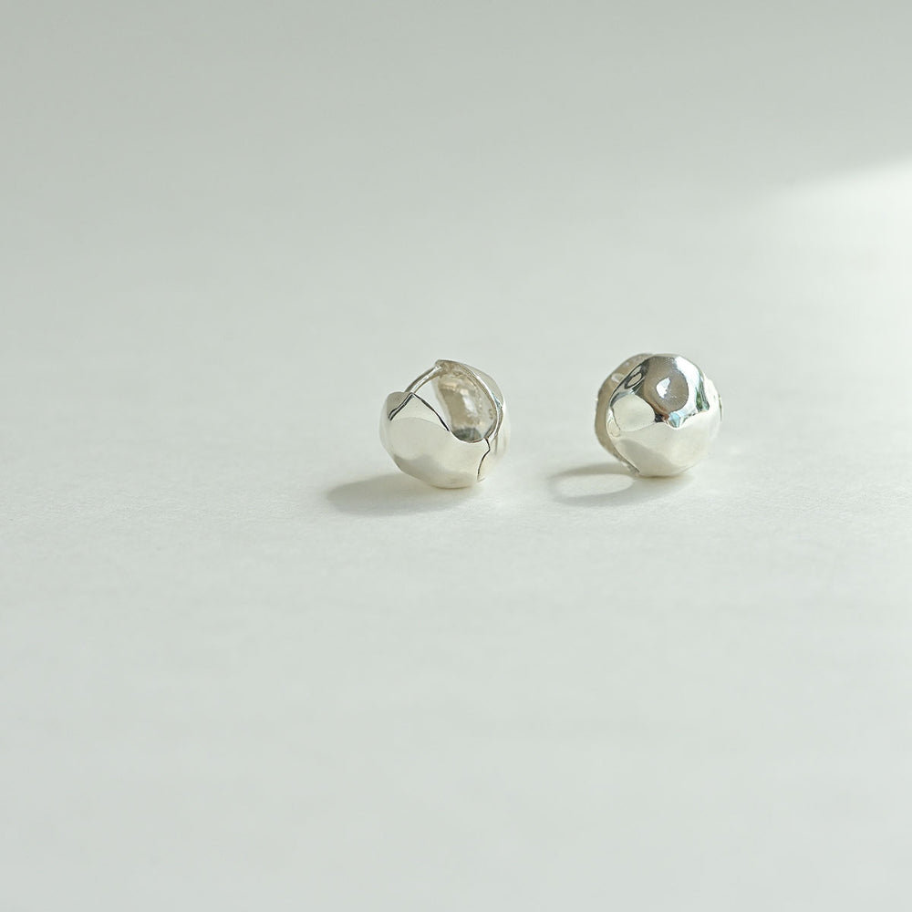 925 Silver Hammering Ball One Touch Earrings_KWAJE240