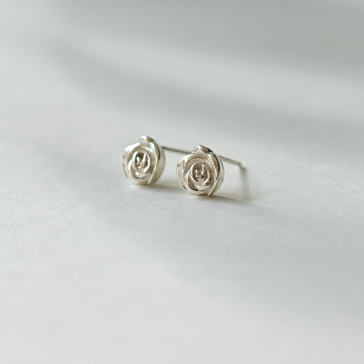 925 silver rose stud earrings_KWAJE356