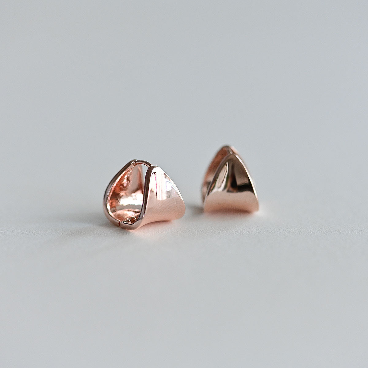 925 silver wide triangle one touch earrings_KWAJE388