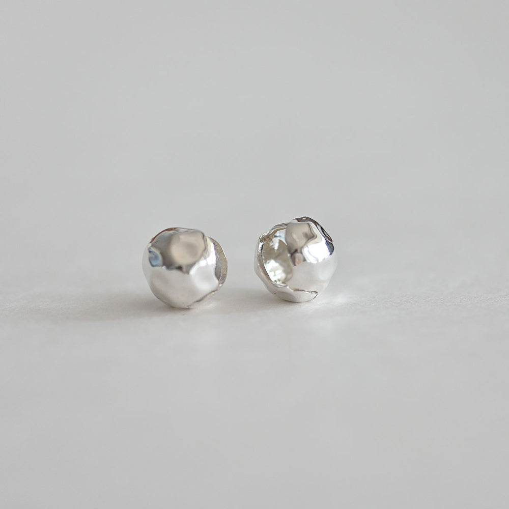 925 Silver Hammering Ball One Touch Earrings_KWAJE240