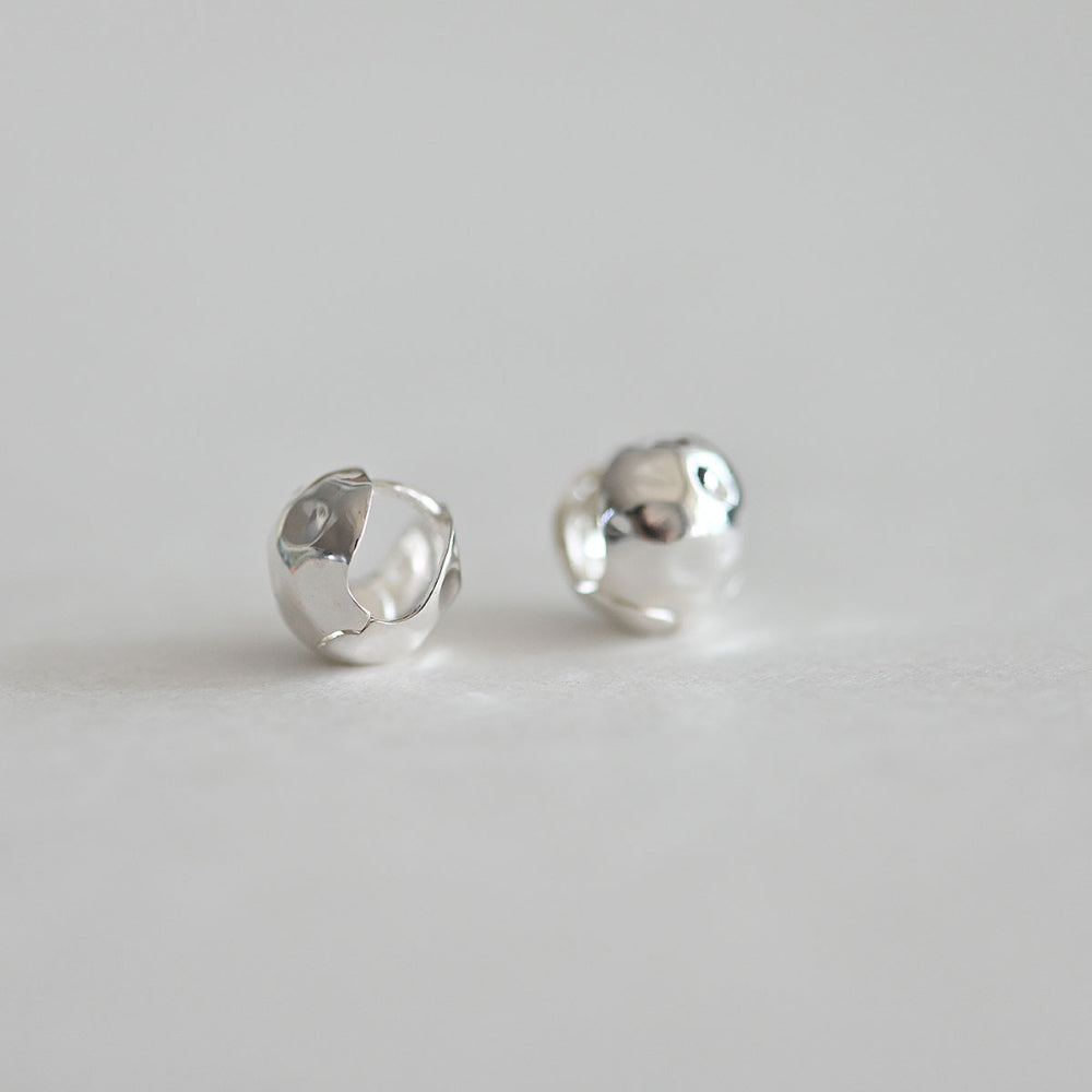 925 Silver Hammering Ball One Touch Earrings_KWAJE240