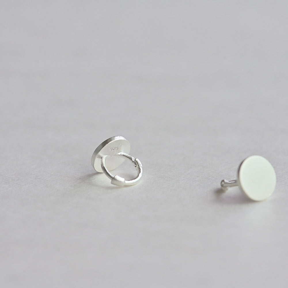 925 silver disc matte one-touch earrings_KWAJE231